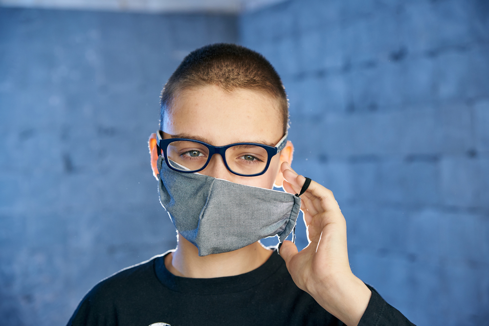 Jugendlicher mit Mundschutz