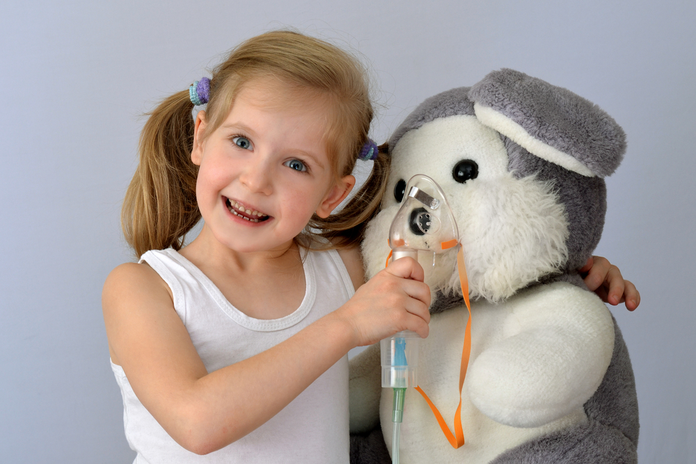 Mädchen mit Teddy und Inhaltionsgerät