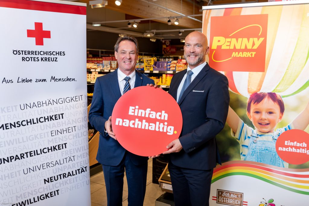 ÖRK Generalsekretär Mag. Michael Opriesnig und PENNY Geschäftsführer Ralf Teschmit freuen sich über die großzügige Spendensumme der PENNY Kundinnen und Kunden.