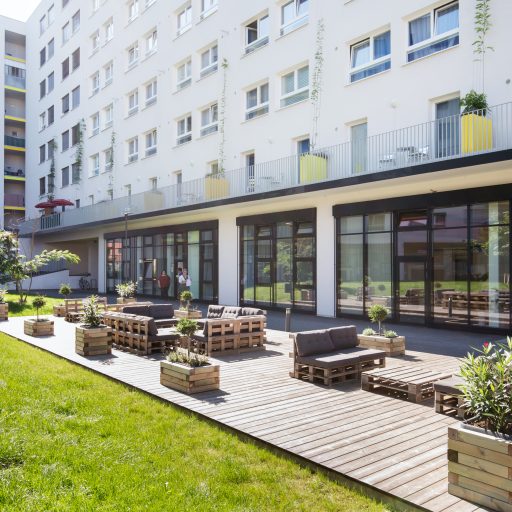 STUWO Graz: Die Garten Terrasse im Innenhof bietet gemütliche Loungemöbel zum Relaxen und Urlaub genie§en.
