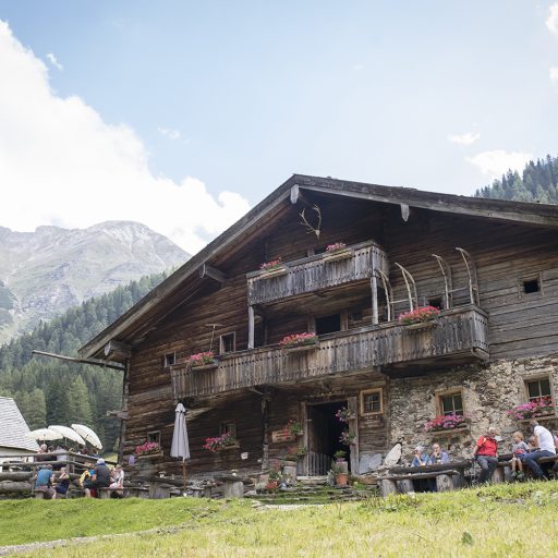 das_tauernhaus_eingebettet_in_die_rauriser_bergwelt_c_florian_bachmeier_tourismusverband_rauris