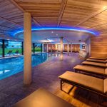 indoorpool_mit_modernen_relax-moeglichkeiten_alpinhotel_berghaus