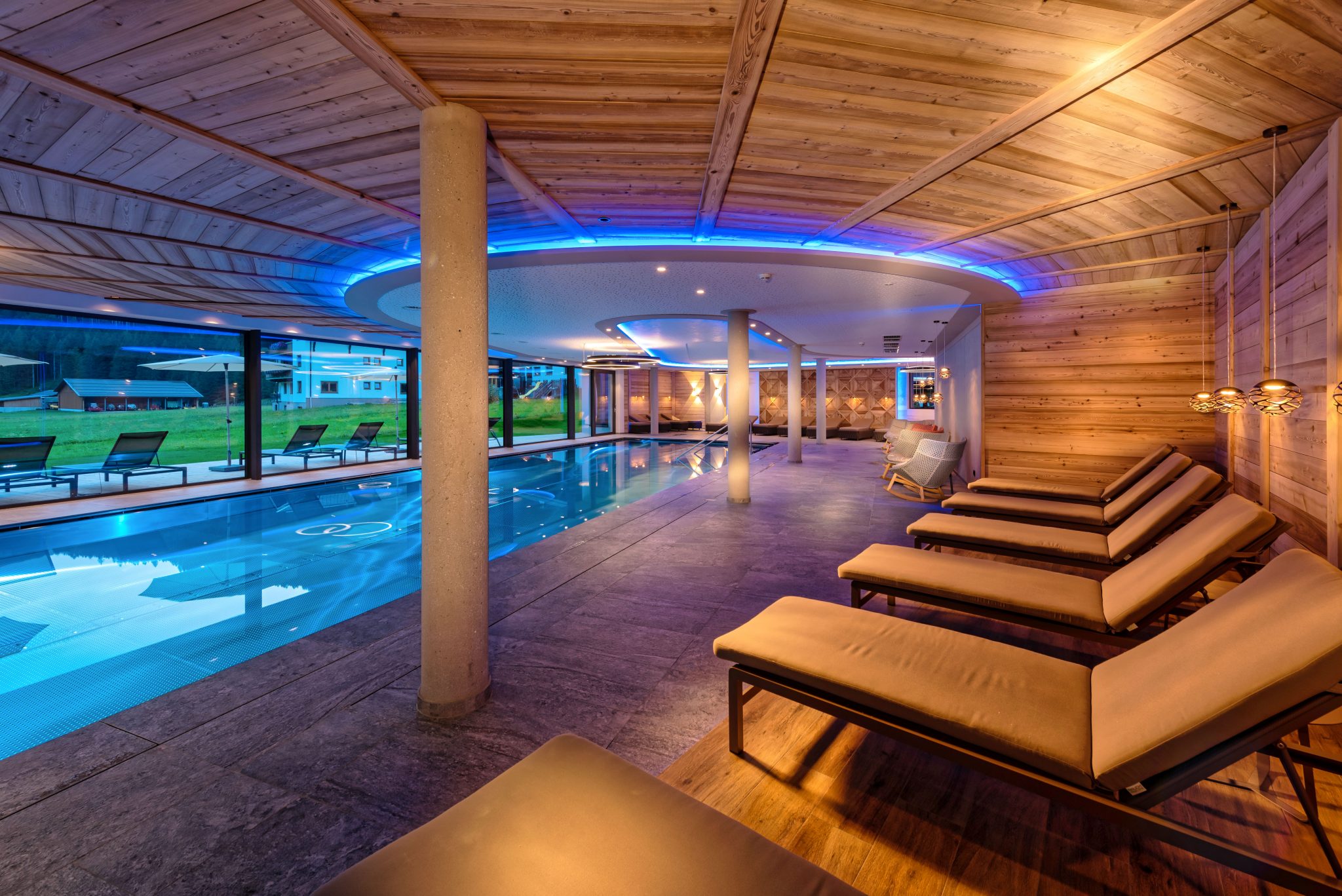 indoorpool_mit_modernen_relax-moeglichkeiten_alpinhotel_berghaus