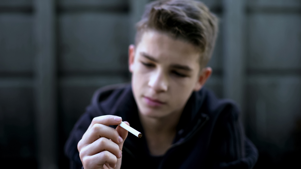 Rauchfrei-App: Jugendlicher mit Zigarette