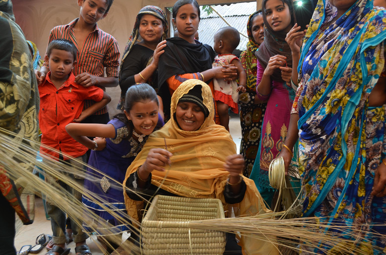 Korbflechterin Rachida Begum von Dhaka Handicrafts in Bangladesh