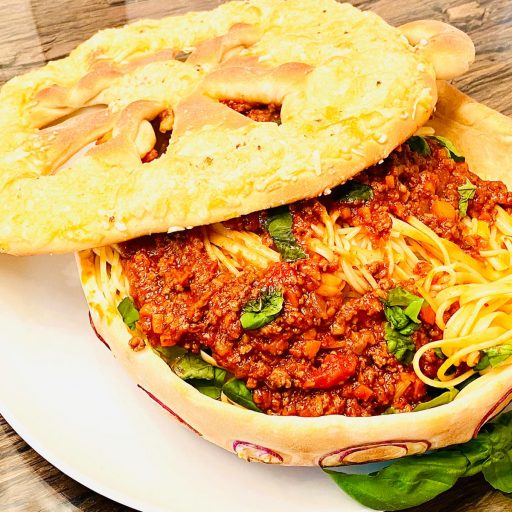 Pasta im essbaren Pizzatopf