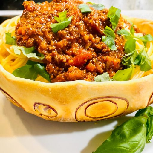 Pasta im essbaren Pizzatopf Tag der Familie