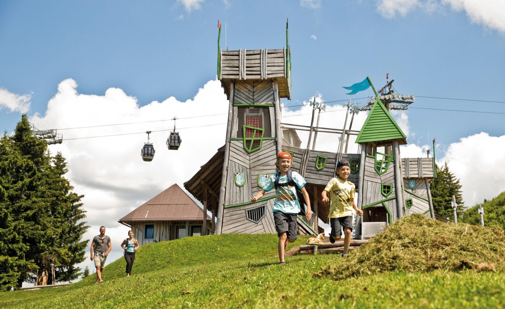 Die Snow Space Salzburg Bergbahnen starten Mitte Juni mit umfangreichen Corona-Sicherheitsmaßnahmen in die Sommersaison und bietet Familien ein umfangreiches Programm.