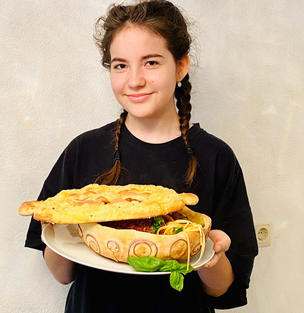 Corona-Cooking: Tocher Elena serviert Pasta im essbaren Pizzatopf