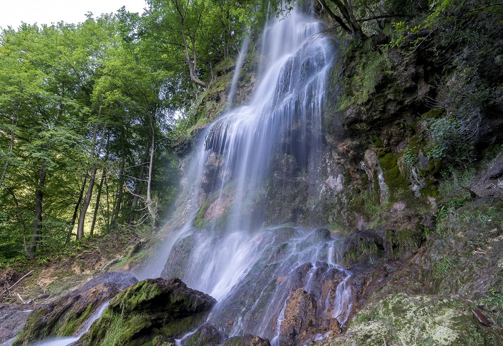 Durchatmen: Baden-Württemberg begeistert mit herrlichen Naturerlebnissen wie diesem Wasserfall in der Schwäbischen Alp