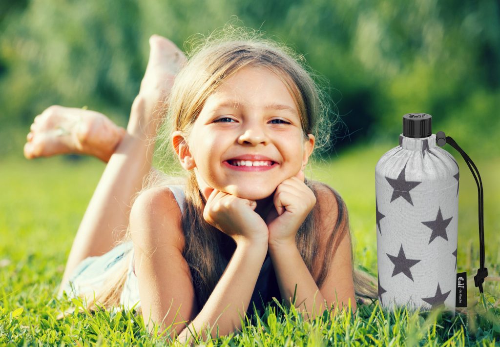 Emit Bio Stern: girl lying on grass in park