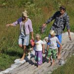 Gipfelbarfußweg Wanderung Familie (c)Wörgötter&friends (1)