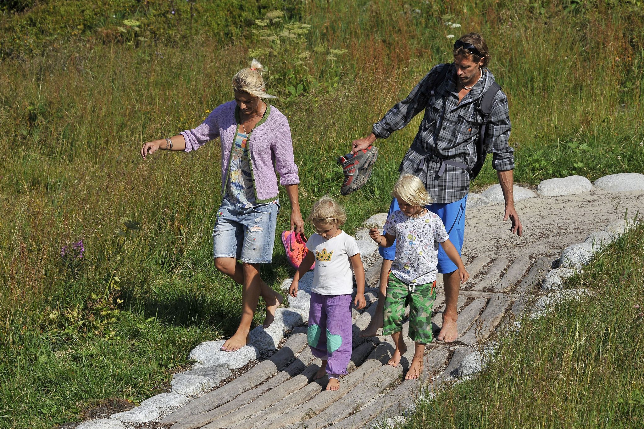 Gipfelbarfußweg Wanderung Familie (c)Wörgötter&friends (1)