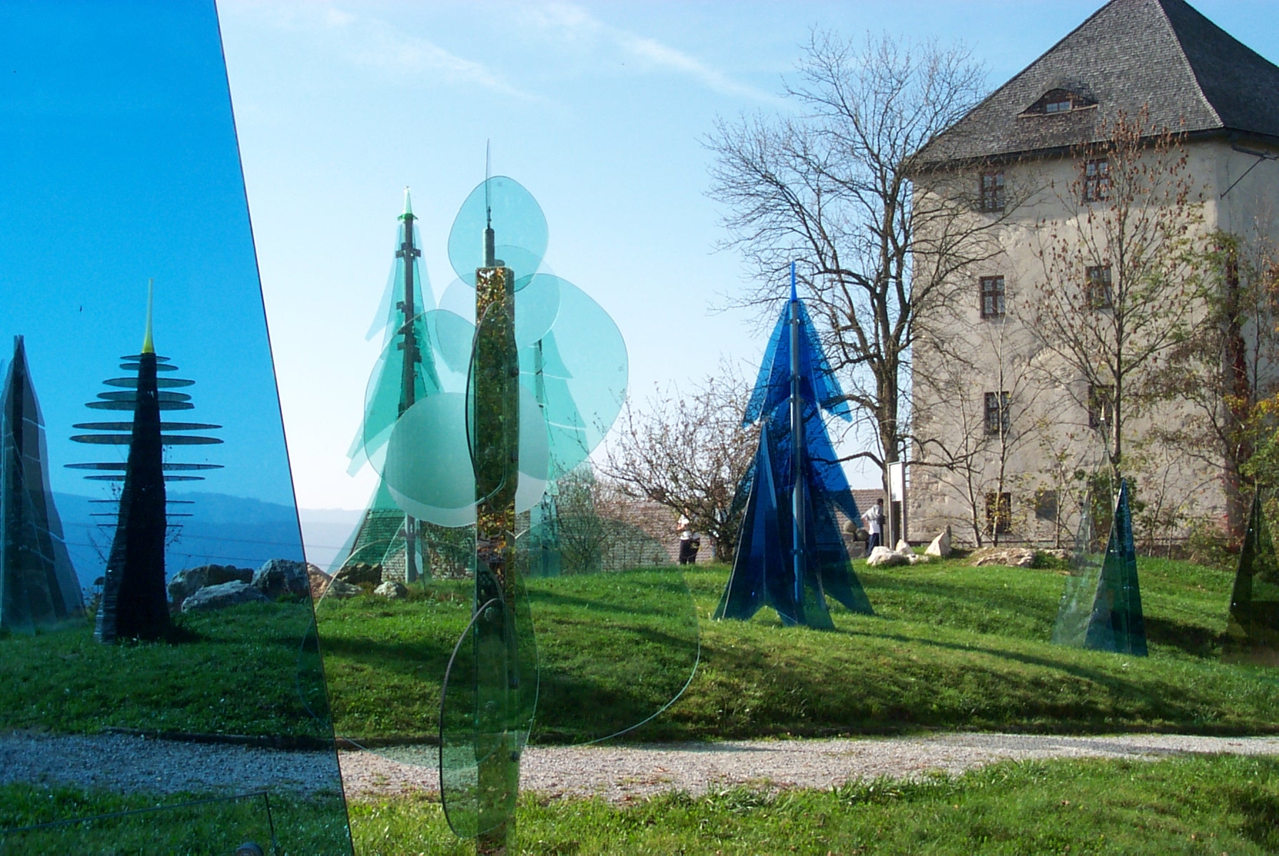 In Regen wurde der Gläserne Wald aus transparenten Bäumen zu einem Wahrzeichen. Foto obx-news Moder