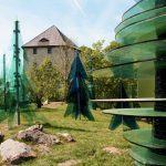 In der Stadt Regen wurde der Gläserne Wald aus transparenten Bäumen zu einem Wahrzeichen. Foto obx-news Moder