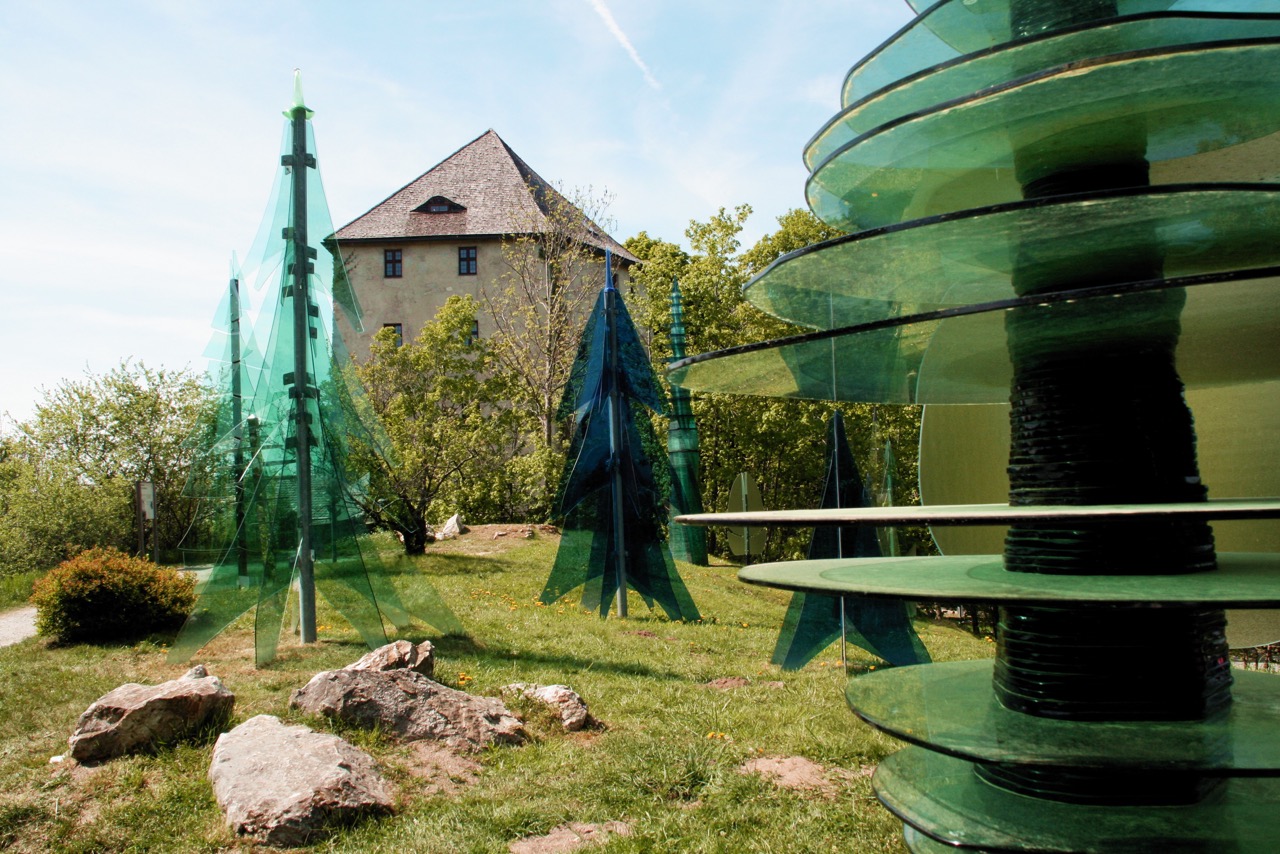 In der Stadt Regen wurde der Gläserne Wald aus transparenten Bäumen zu einem Wahrzeichen. Foto obx-news Moder