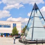 Zu den Highlights der Glasstraße gehört die größte Kristallglaspyramide der Welt in Zwiesel. Sie besteht aus rund 94.000 Gläsern auf 65 Ebenen. Foto obx-newsModer