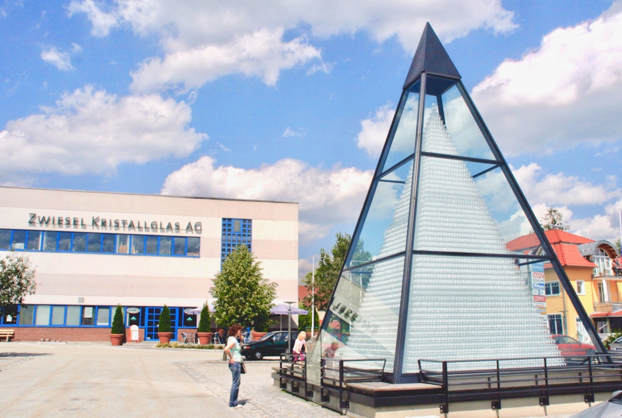 Zu den Highlights der Glasstraße gehört die größte Kristallglaspyramide der Welt in Zwiesel. Sie besteht aus rund 94.000 Gläsern auf 65 Ebenen. Foto obx-newsModer