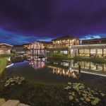 ansicht_des_resorts_bei_nacht_im_sommer_inns_holz_natur-_vitalhotel_und_chaletdorf_boehmerwald