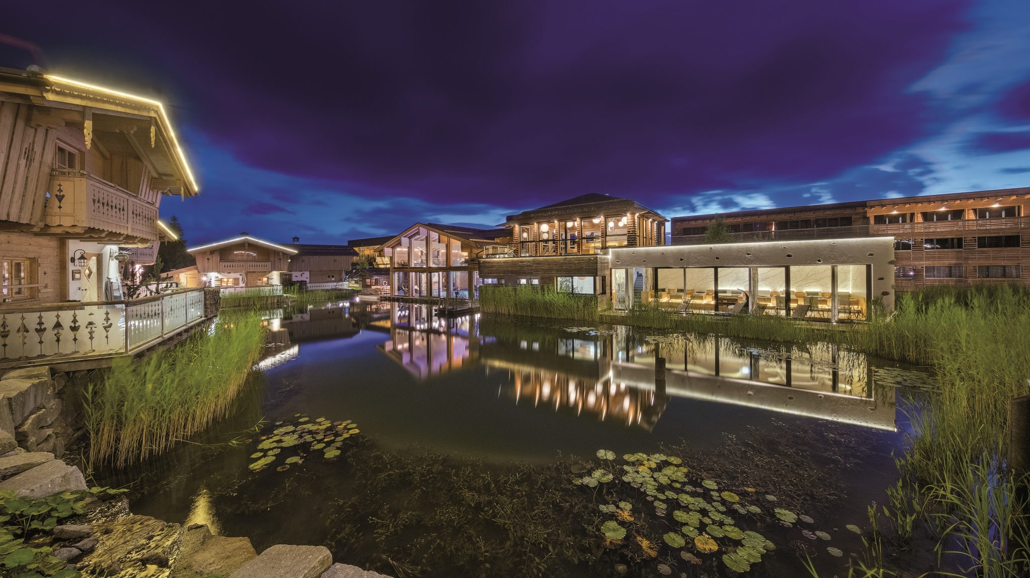 ansicht_des_resorts_bei_nacht_im_sommer_inns_holz_natur-_vitalhotel_und_chaletdorf_boehmerwald