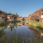 ansicht_des_resorts_im_sommer_mit_teichanlage_inns_holz_natur-_vitalhotel_und_chaletdorf_boehmerwald