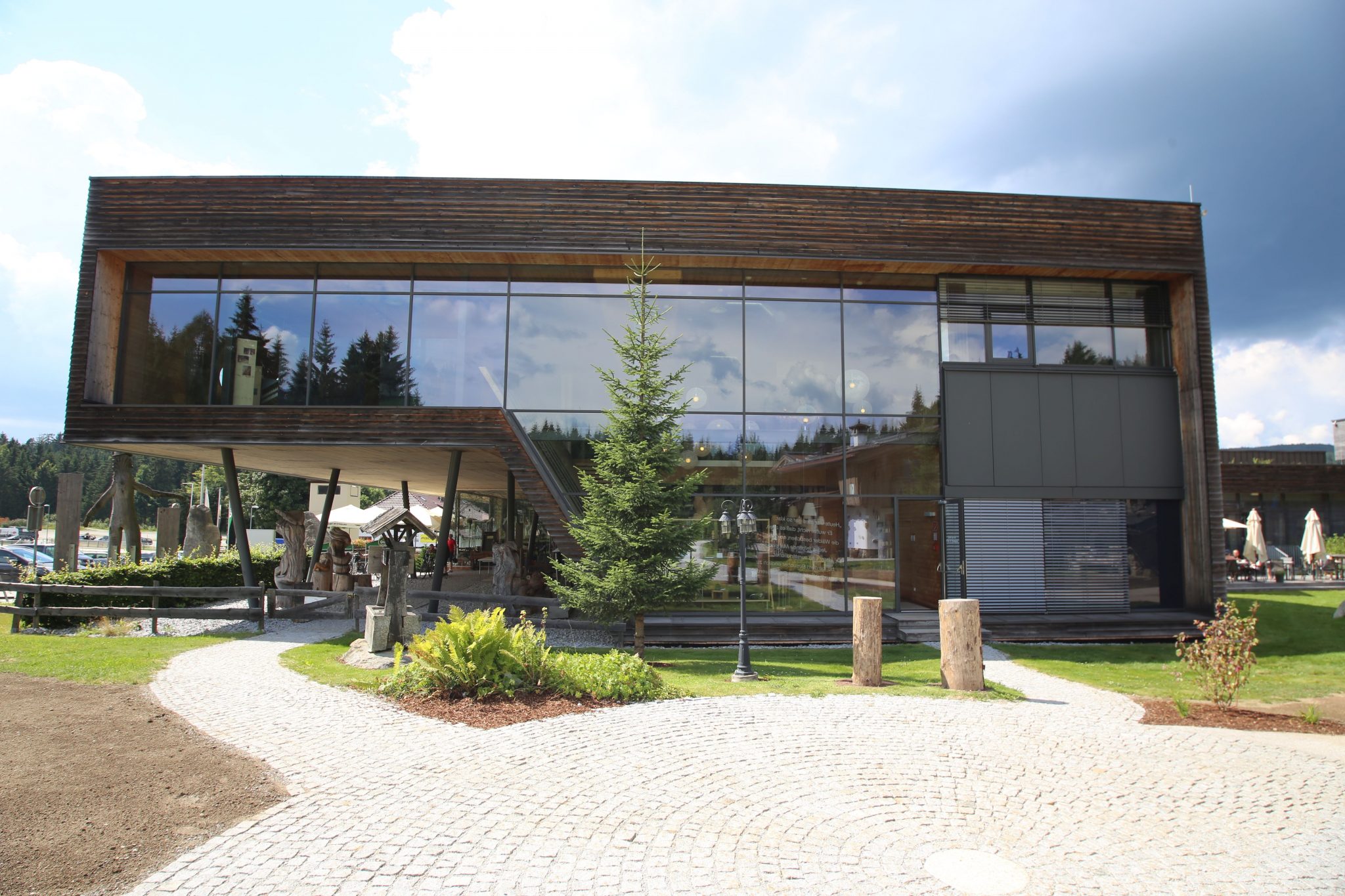 aussenansicht_auf_das_hotel_inns_holz_natur-_vitalhotel_und_chaletdorf_boehmerwald