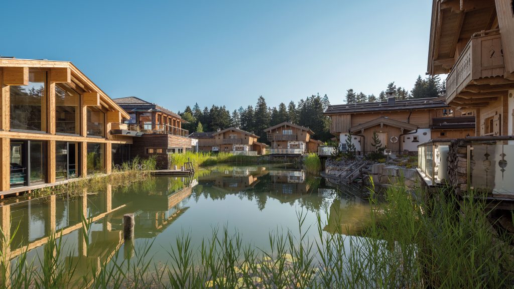 chalets_mit_traumhaften_badeteich_inns_holz_natur-_vitalhotel_und_chaletdorf_boehmerwald