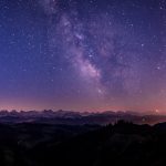Million Stars Hotel. Der Nachthimmel voller Sterne und Milchstrasse als Panorama vom Emmental Richtung Alpen.