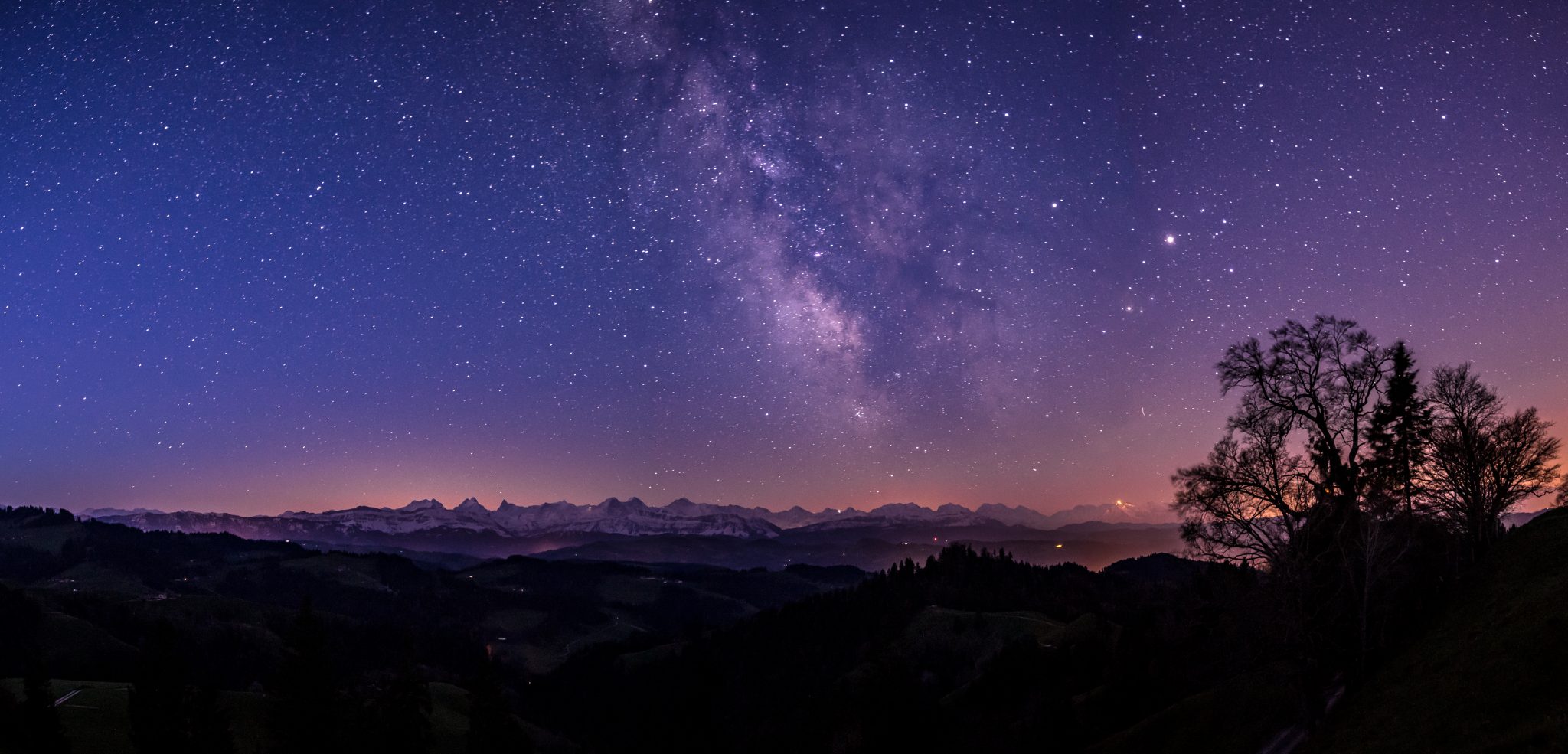 Million Stars Hotel. Der Nachthimmel voller Sterne und Milchstrasse als Panorama vom Emmental Richtung Alpen.