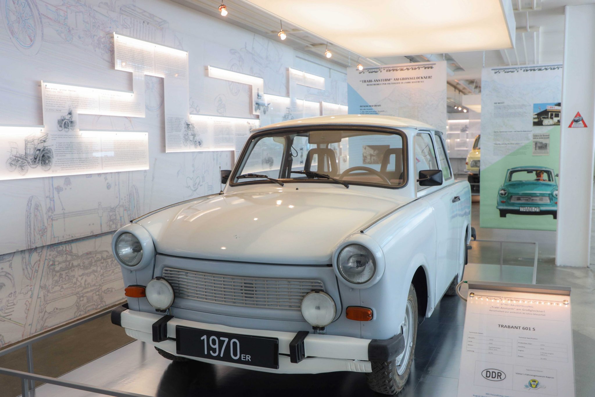 Trabi-Ausstellung: Neue Sonderausstellung "Trabi-Ansturm am Großgockner - Reisefreiheit pur anlässlich 30 Jahre Mauerfall" im Besucherzentrum auf der Kaiser-Franz-Josefs-Höhe, Gro§glockner Hochalpenstraße