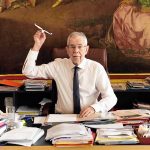 Van der Bellen mit Papierflieger Präsidentschaftskanzlei