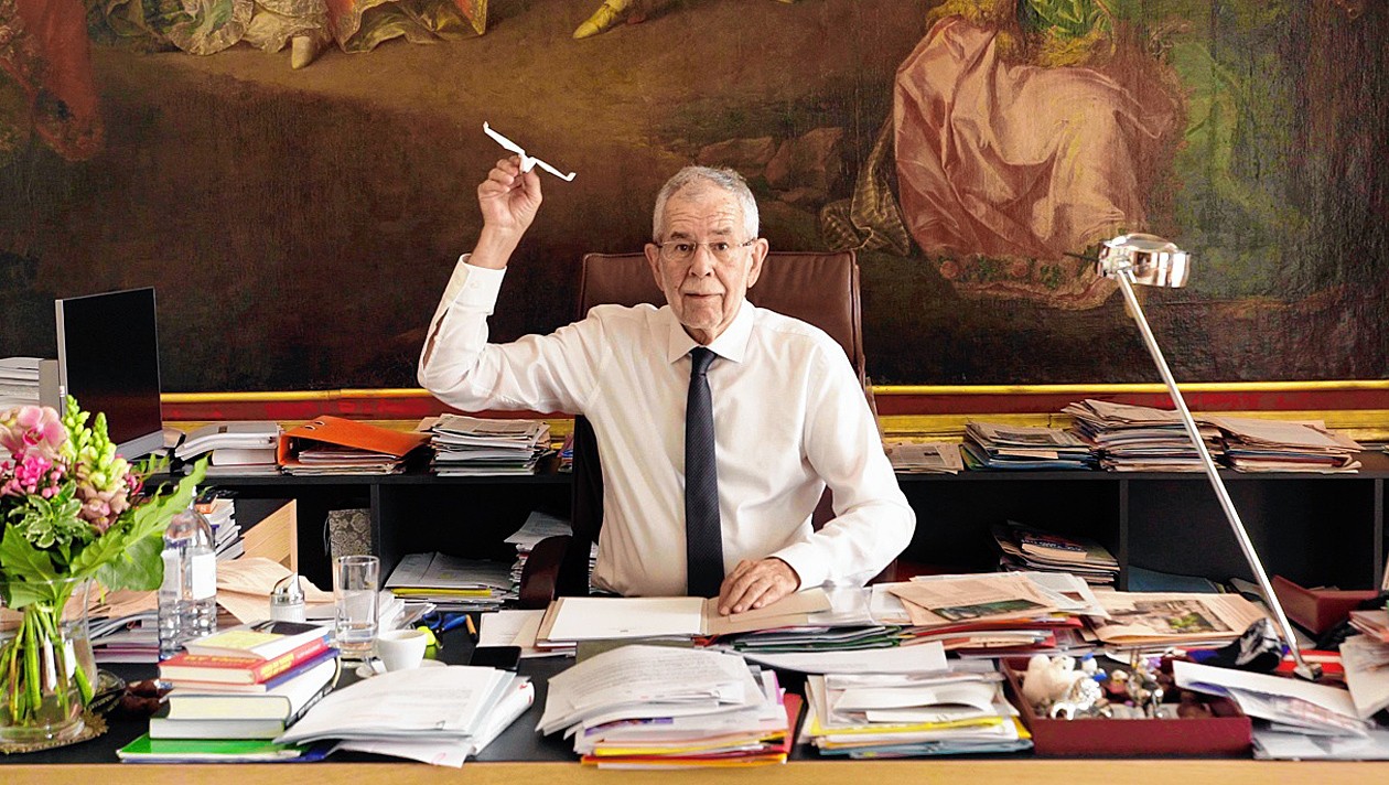 Van der Bellen mit Papierflieger Präsidentschaftskanzlei