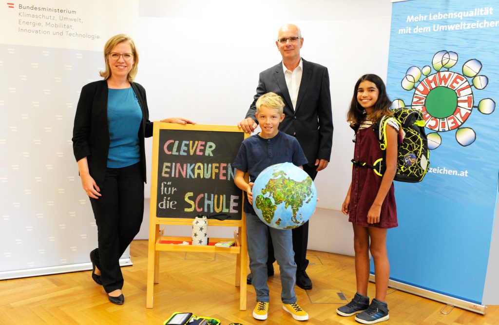 Klimaschutzministerin Leonore Gewessler mit Andreas Auer, Obmann des Bundesgremiums des Papier- und Spielwarenhandels in der Wirtschaftskammer …sterreich (WK…)