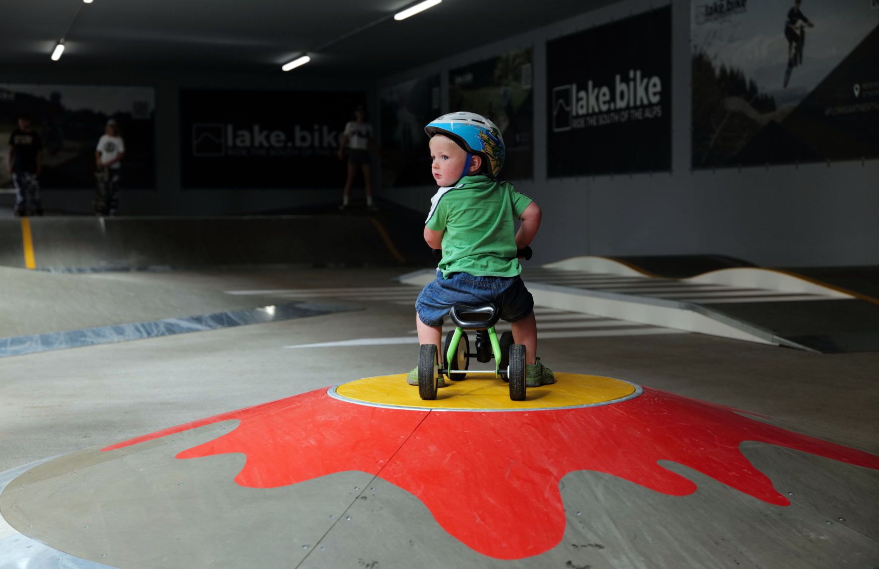 Der 1.500 Quadratmeter große neue Pumptrack in Kombination mit einer überdachten Trendsportanlage kann mit Rädern, Skateboards, Scootern und Rollerblades befahren werden.