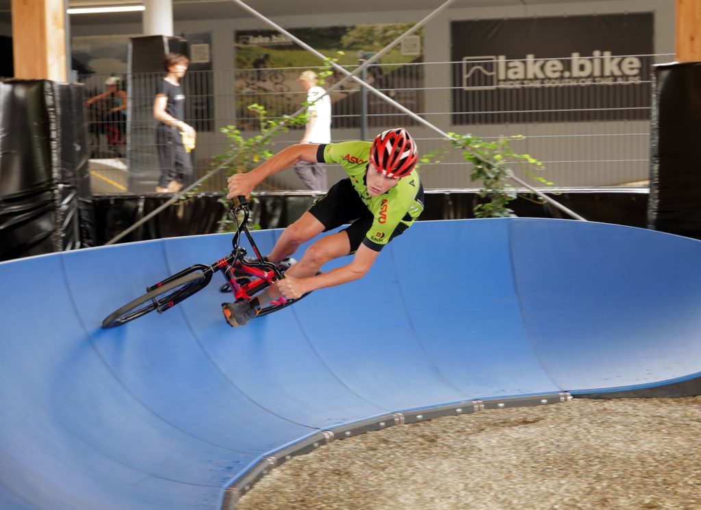 Die kurvigen Wellenbahnen unter architektonisch-moderner Holzhlle stehen fr mountainbike-begeisterte Kinder und Jugendliche von zwei bis zwölf Jahren zur Verfügung.