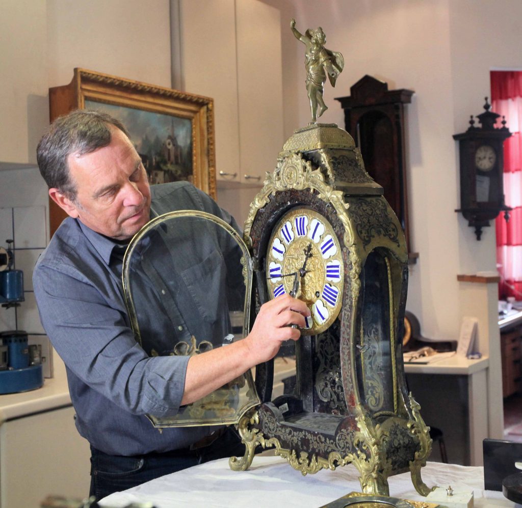 HAND.KOPF.WERK. startet nach der Sommerpause wieder am 11. September 2020. Das beliebte Hand-werksfestival ldt immer freitags bis 13. November 2020 interessierte Besucher in die verschiedenen Handwerksbetriebe der Salzburger Altstadt ein. Bild: Das Herz von Uhrmachermeister Albert Gilli schlgt fr das Uhrmacherhandwerk.