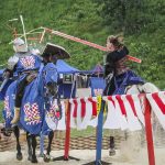 Spannender Tjost zu Pferde beim Ritterturnier