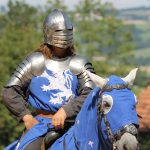 Ritter in Rüstung hoch zu Pferde