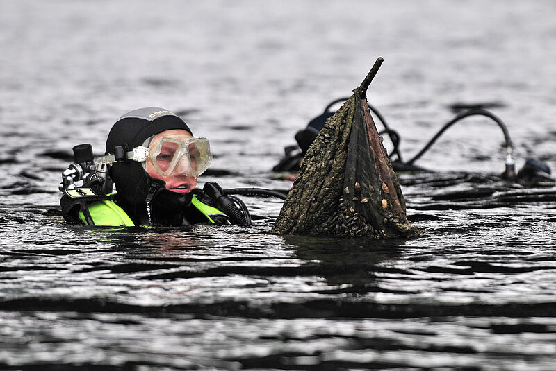 Taucher bei Müllbergung OBf Archiv W. Simlinger