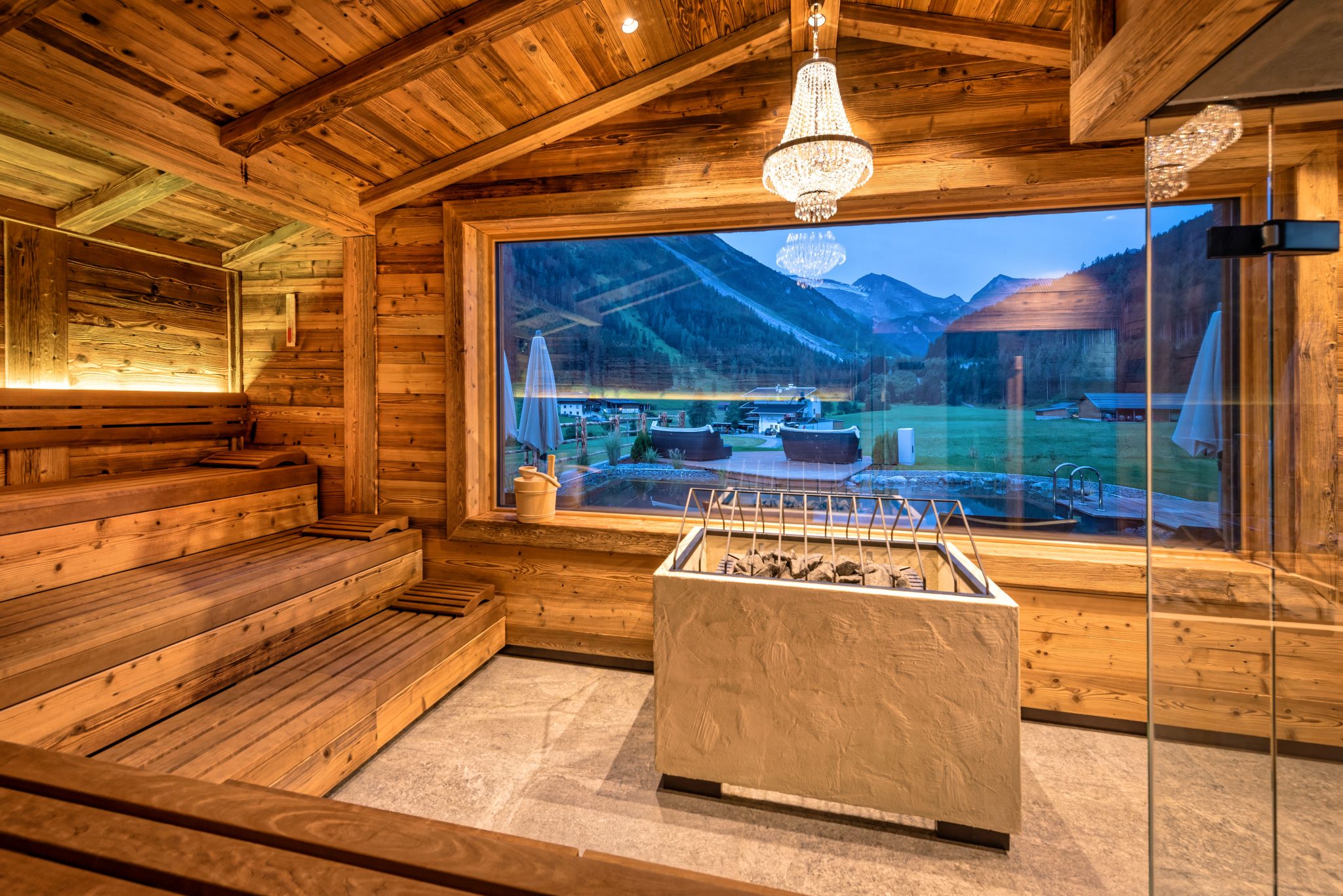 aussensauna_von_innen_alpinhotel_berghaus