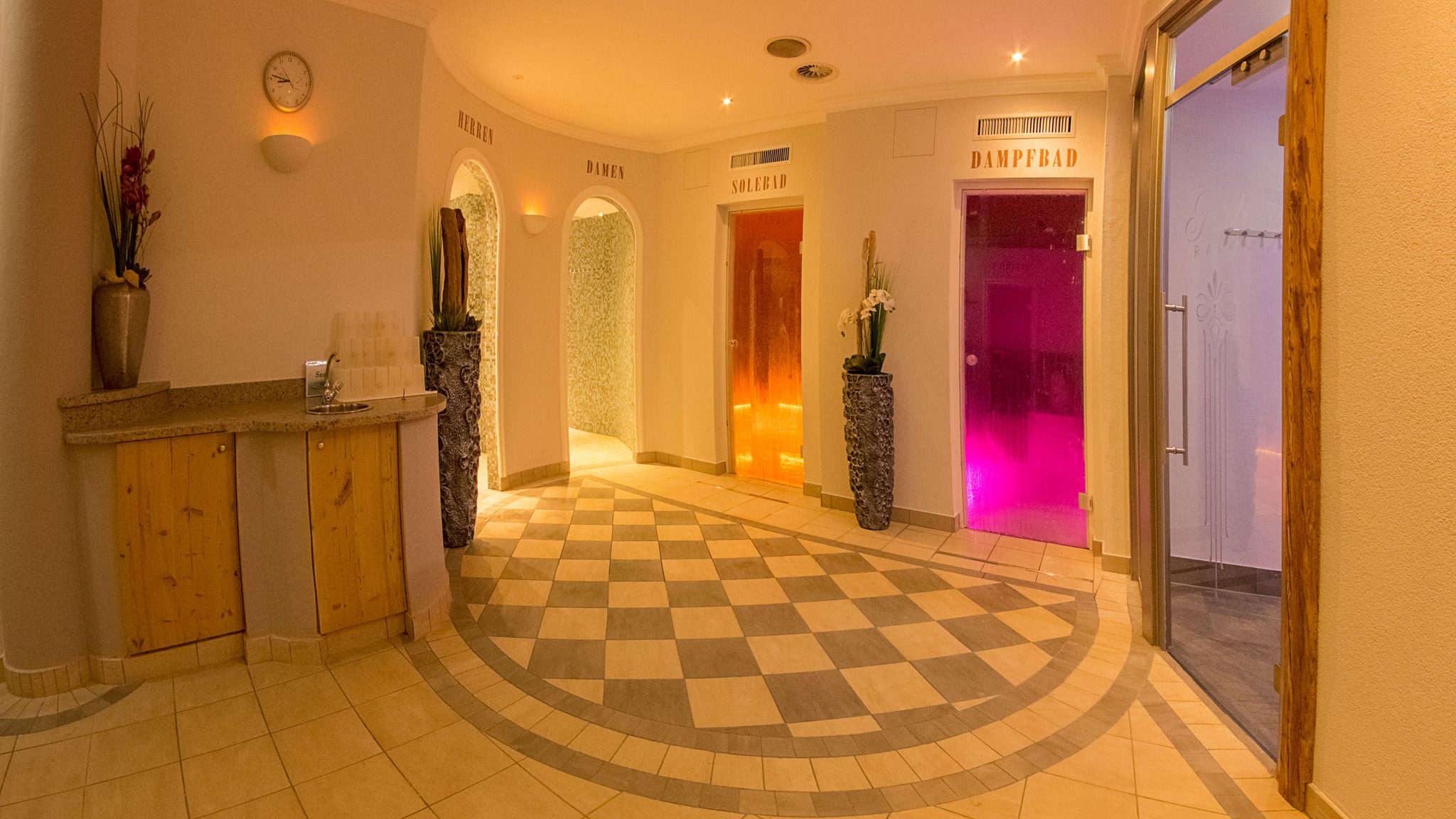 eingangsbereich_der_saunalandschaft_wohlfuehlhotel_schiestl