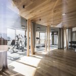 fitness-_und_gymnastikraum_mit_geraeten_und_trainingsmoeglichkeiten_alpin_panorama_hotel_hubertus