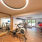 geraeumiger_fitnessraum_alpinhotel_berghaus