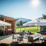 hotelterrasse_mit_sitzmoeglichkeiten_c_florian_mitterer_vitalhotel_sonnenhof
