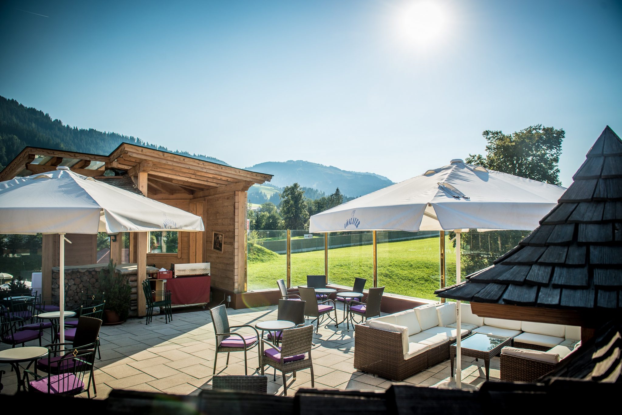 hotelterrasse_mit_sitzmoeglichkeiten_c_florian_mitterer_vitalhotel_sonnenhof