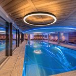 indoor_panorama_swimming_pool_mit_exklusiver_lichtinstallation_alpinhotel_berghaus