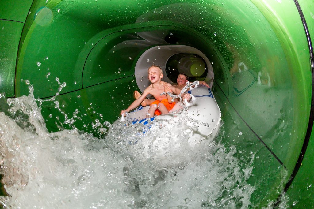 jungs_in_der_wasserrutsche_alpenrose_-_familux_resort