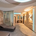 ruhe_und_entspannung_im_modernen_wellnessbereich_alpinhotel_berghaus