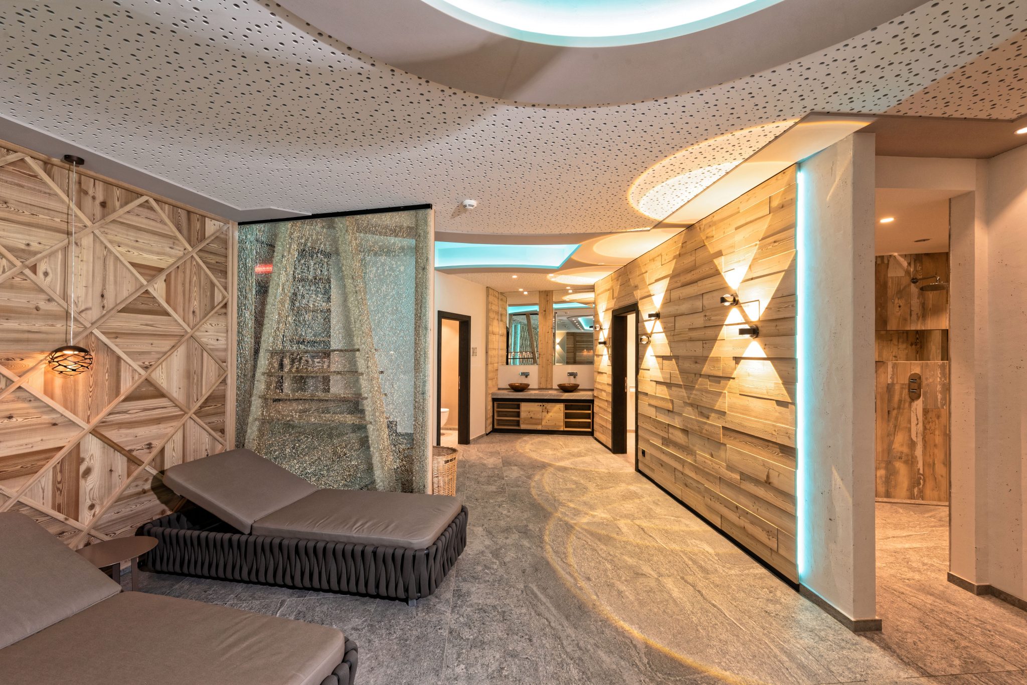 ruhe_und_entspannung_im_modernen_wellnessbereich_alpinhotel_berghaus