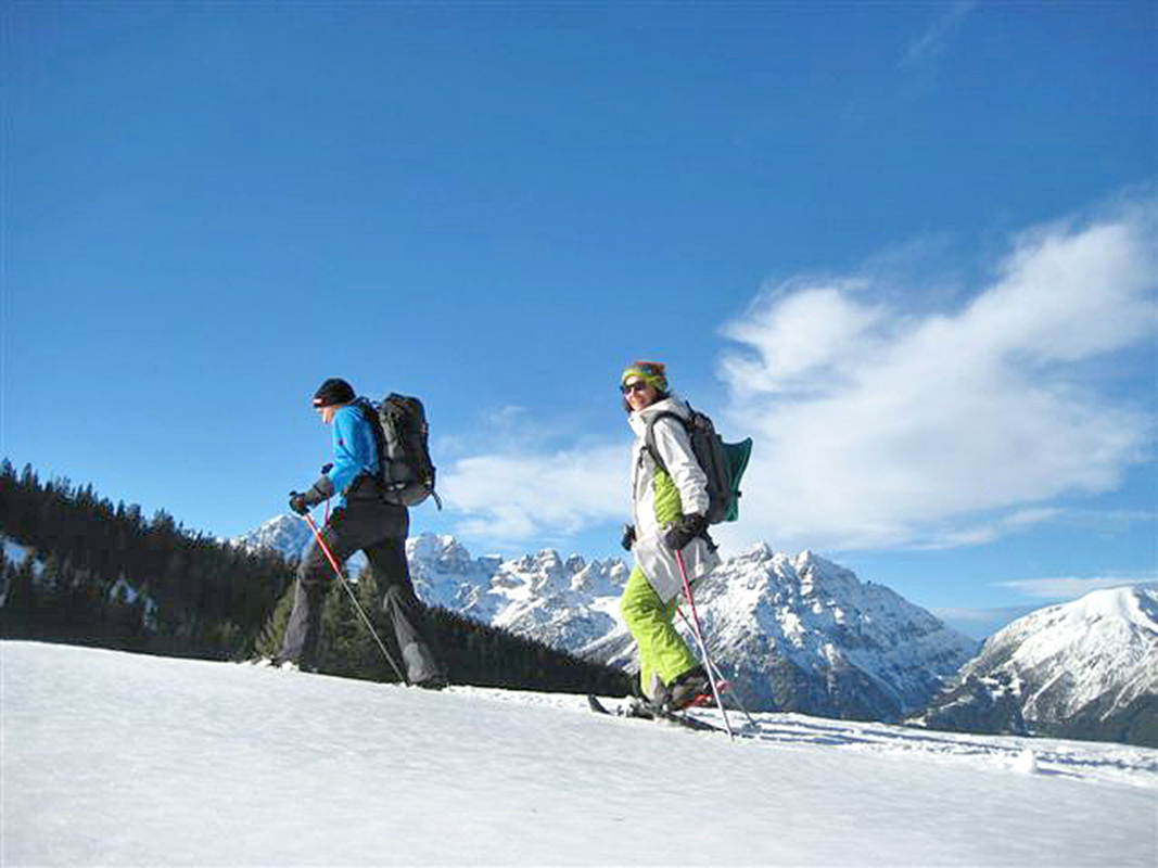 schneeschuhwanderung_in_fanszinierender_winterlandschaft_wohlfuehlhotel_schiestl